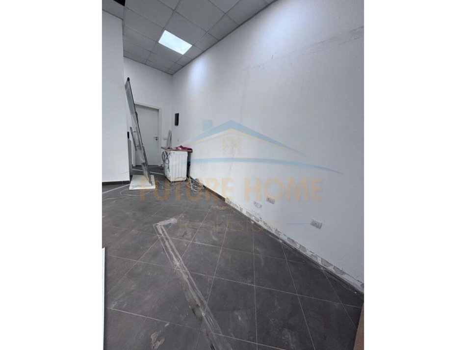 Tirane, jepet me qera ambjent biznesi Kati 0, 162 m² 1.000 € (Kompleks Kontakti)