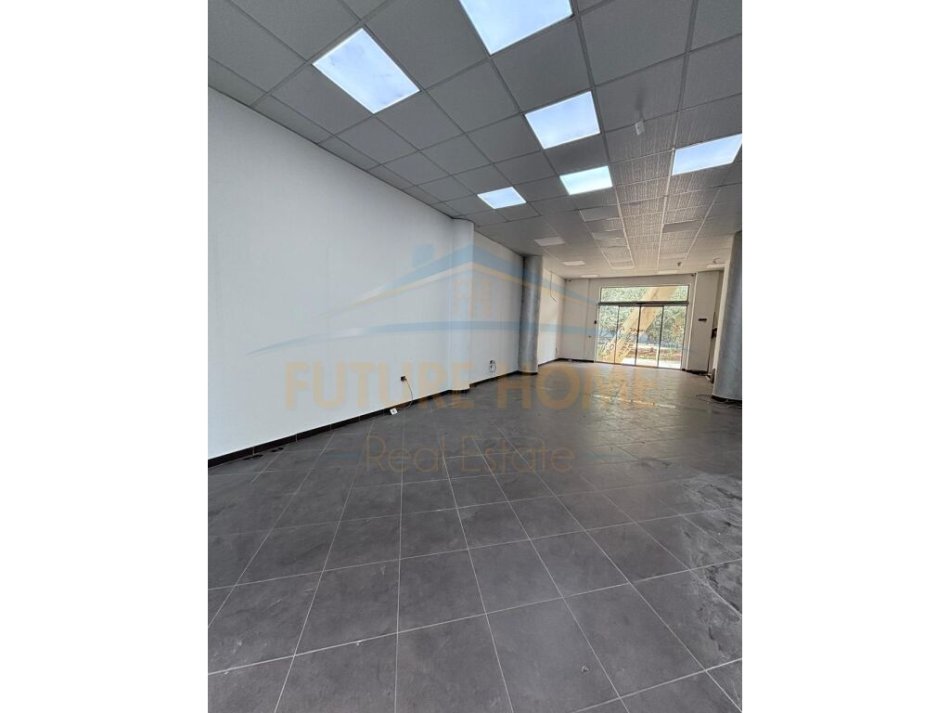 Tirane, jepet me qera ambjent biznesi Kati 0, 162 m² 1.000 € (21 Dhjetori)