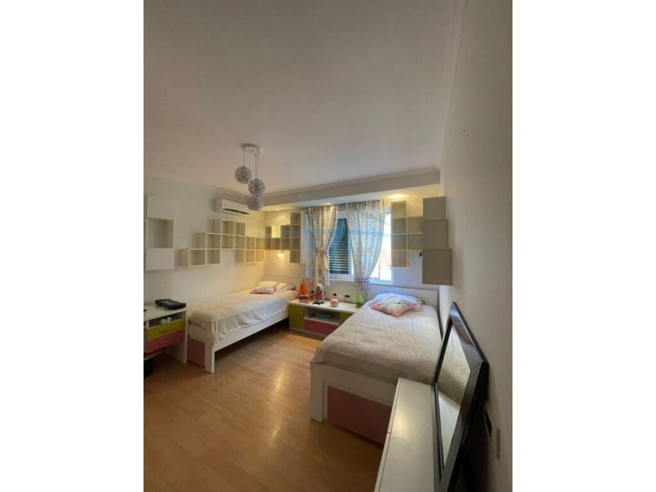 Tirane, jepet me qera apartament duplex 2+1 Kati 3, 128 m² 1.100 € (Rezidenca Kodra e Diellit 1)
