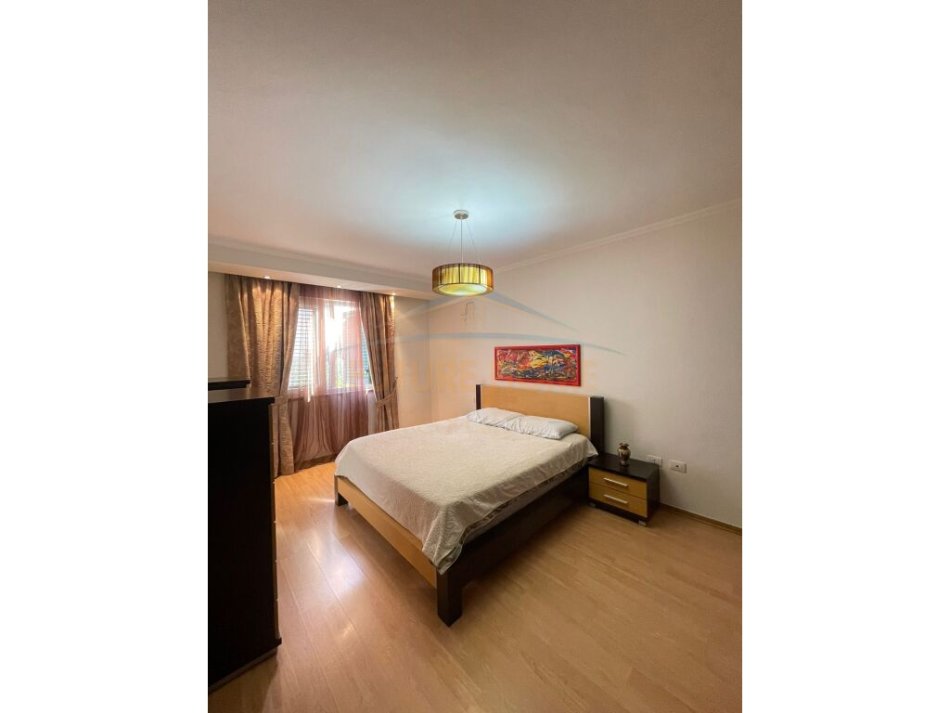 Tirane, jepet me qera apartament duplex 2+1 Kati 3, 128 m² 1.100 € (Rezidenca Kodra e Diellit 1)