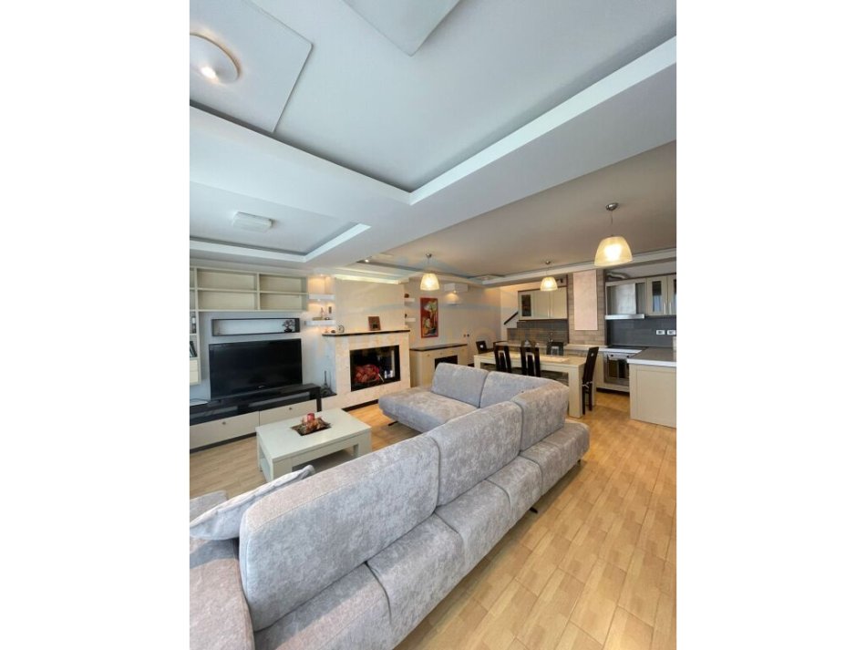 Tirane, jepet me qera apartament duplex Dublex Kati 3, 1.100 € 