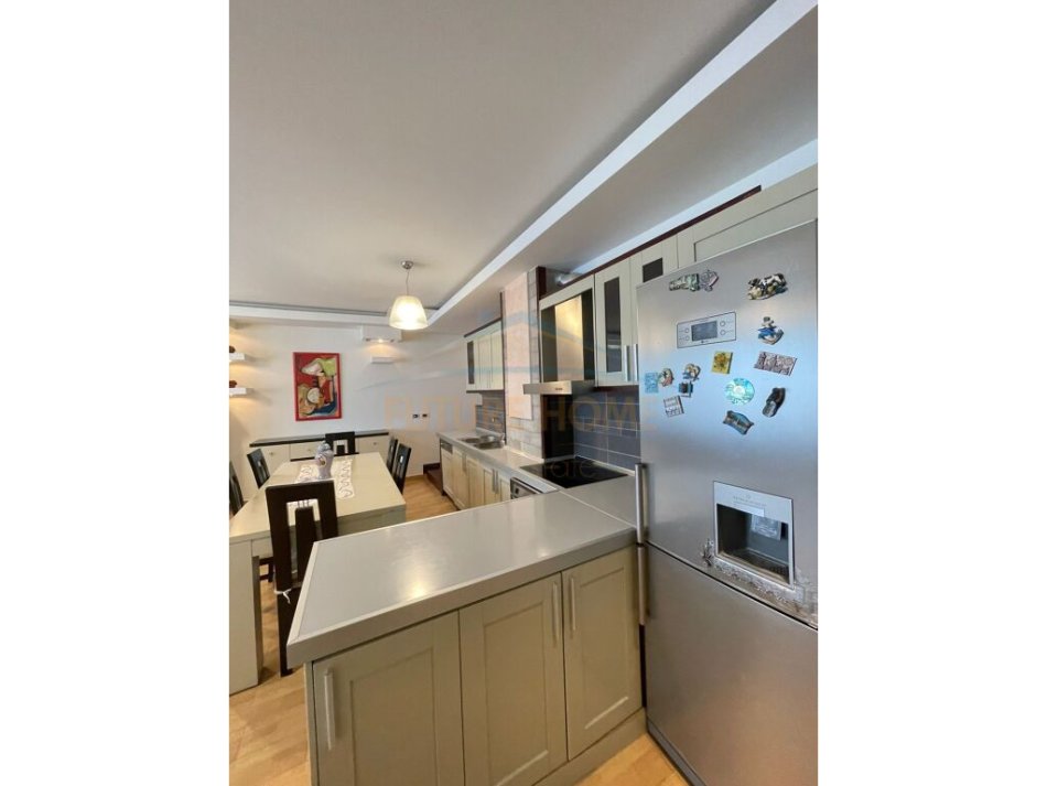 Tirane, jepet me qera apartament duplex Dublex Kati 3, 1.100 € 