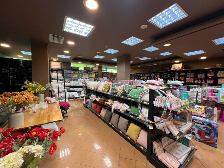 Tirane, jepet me qera ambjent biznesi Kati 0, 220 m² 4.000 € (Sami Frasheri)