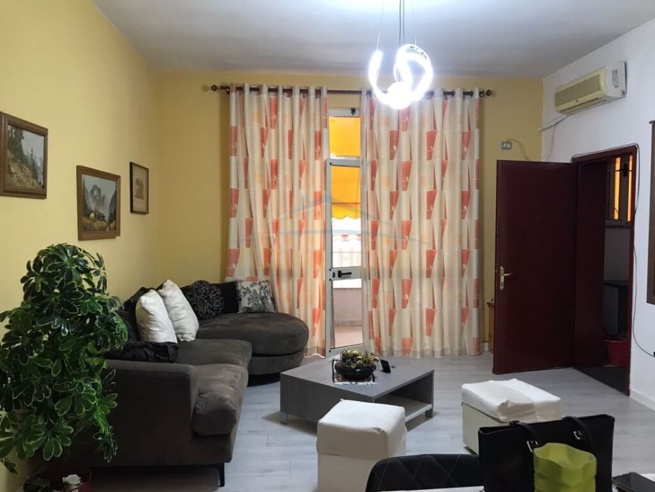 Tirane, jepet me qera , QENDER, apartament 1+1+Aneks+Ballkon Kati 2, 75 m² 650 €