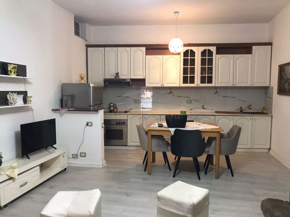 Tirane, jepet me qera apartament 1+1 Kati 2, 75 m² 650 € (Qender Tirane)