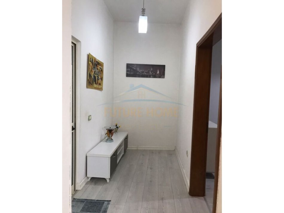Tirane, jepet me qera apartament 1+1 Kati 2, 75 m² 650 € (Qender Tirane)