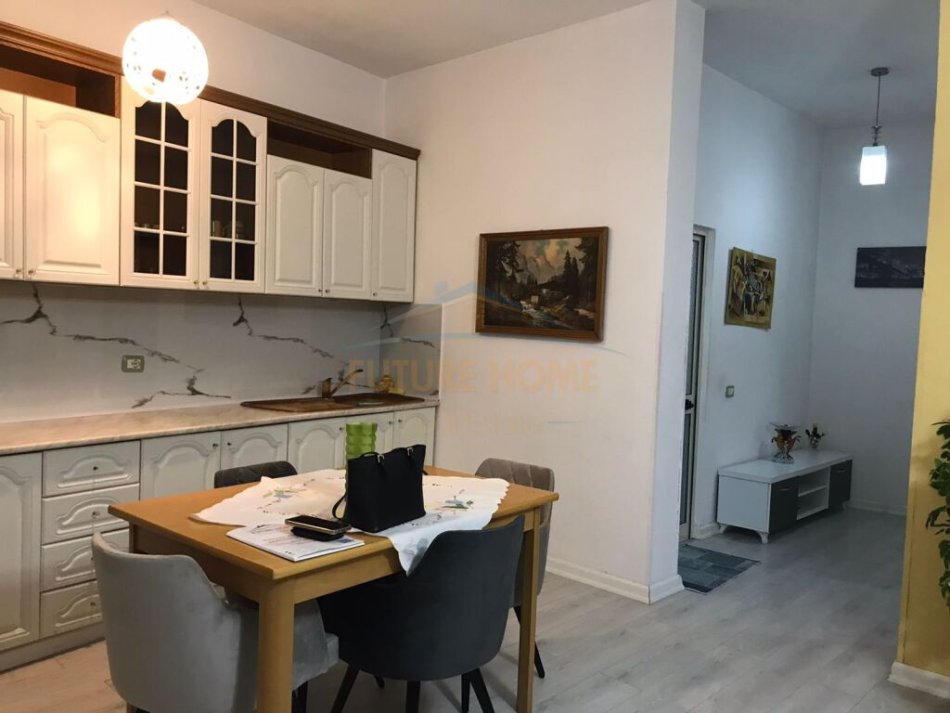 Tirane, jepet me qera apartament 1+1 Kati 2, 75 m² 650 € (Qender Tirane)
