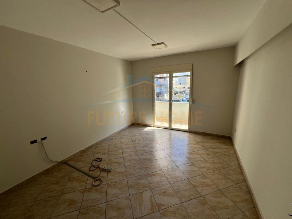 Durres, jepet me qera apartament 2+1 Kati 2, 67 m² 500 € (Blue Star , Durres)