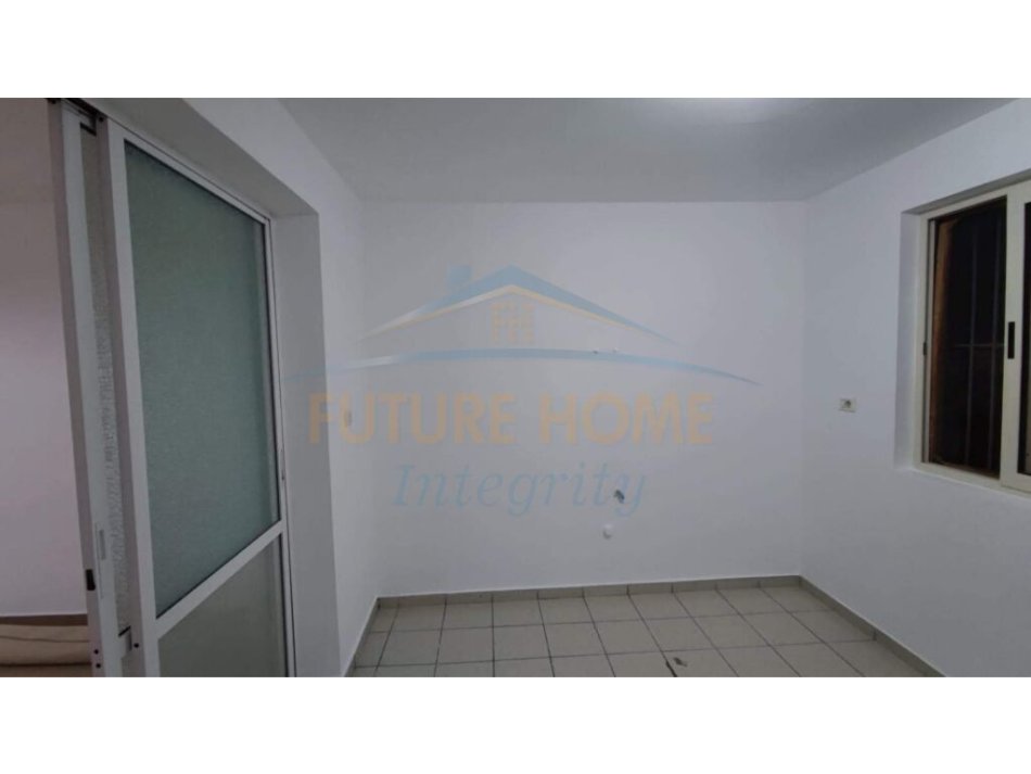 Tirane, jepet me qera dyqan Kati 0, 50 m² 350 € (STADIUMI DINAMO TIRANE)