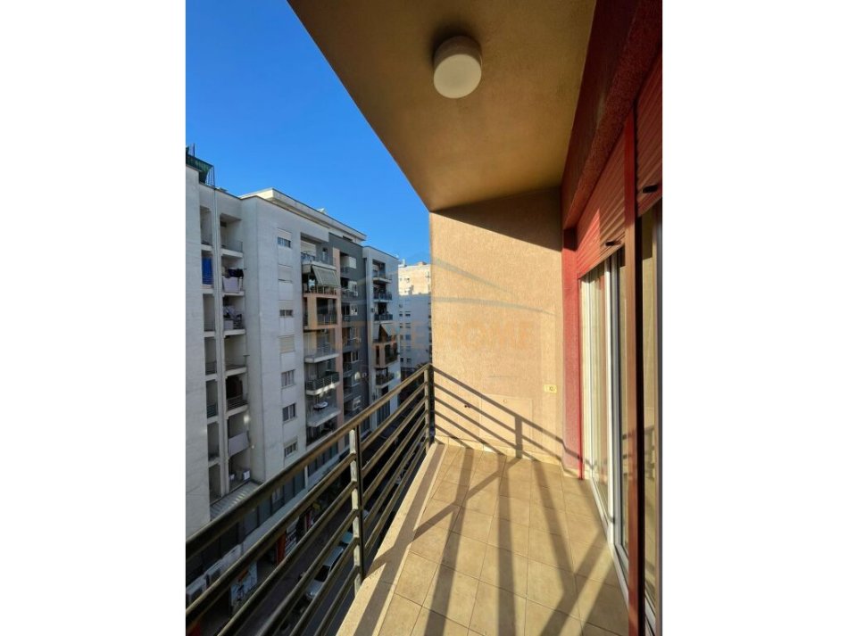 Tirane, jepet me qera apartament 2+1+Ballkon Kati 7, 98 m² 600 € 