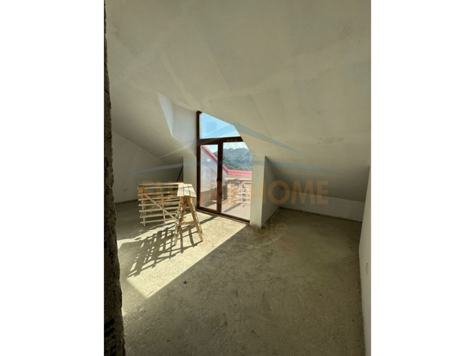 Tirane, shitet apartament duplex 4+1 Kati 4, 175 m² 330.000 € (KOOPSHTI ZOLOGJIK)