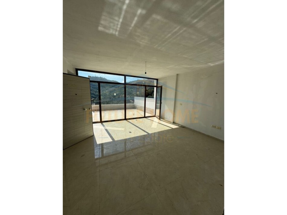 Tirane, shitet apartament 4+1 Kati 4, 164 m² 330.000 € (kopshti zoologjik)