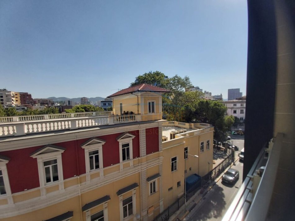 Tirane, jepet me qera apartament 2+1 Kati 4, 67 m² 1.250 € (qender)