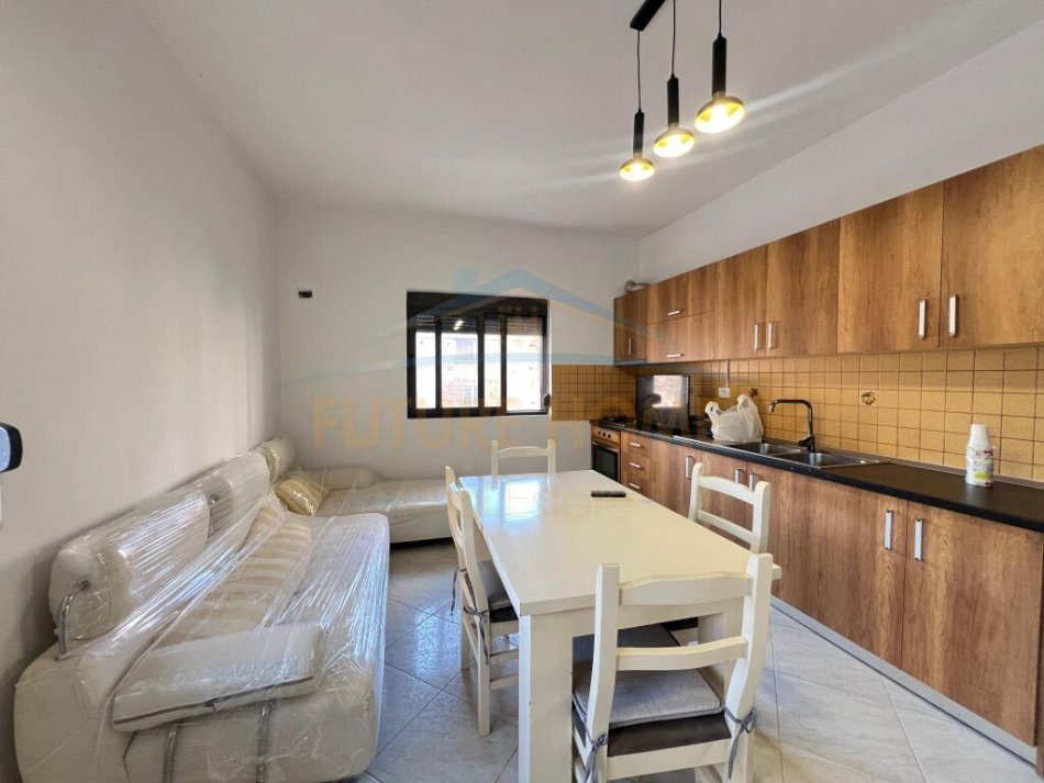 Durres, jepet me qera apartament 2+1+Ballkon Kati 2, 68 m² 450 € (MUZEUMI)