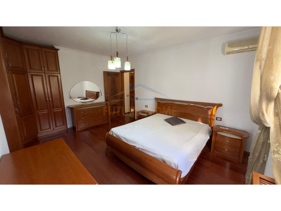 Tirane, jepet me qera apartament 3+1+Ballkon+Post Parkimi, Kati 8, 200 m² 1.000 € (Komuna e Parisit)