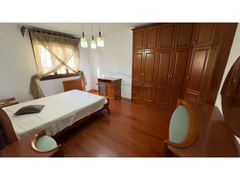 Tirane, jepet me qera apartament 3+1+Ballkon+Post Parkimi, Kati 8, 200 m² 1.000 € (Komuna e Parisit)