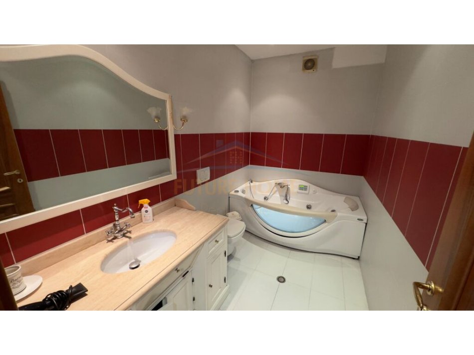 Tirane, jepet me qera apartament 3+1+Ballkon+Post Parkimi, Kati 8, 200 m² 1.000 € (Komuna e Parisit)