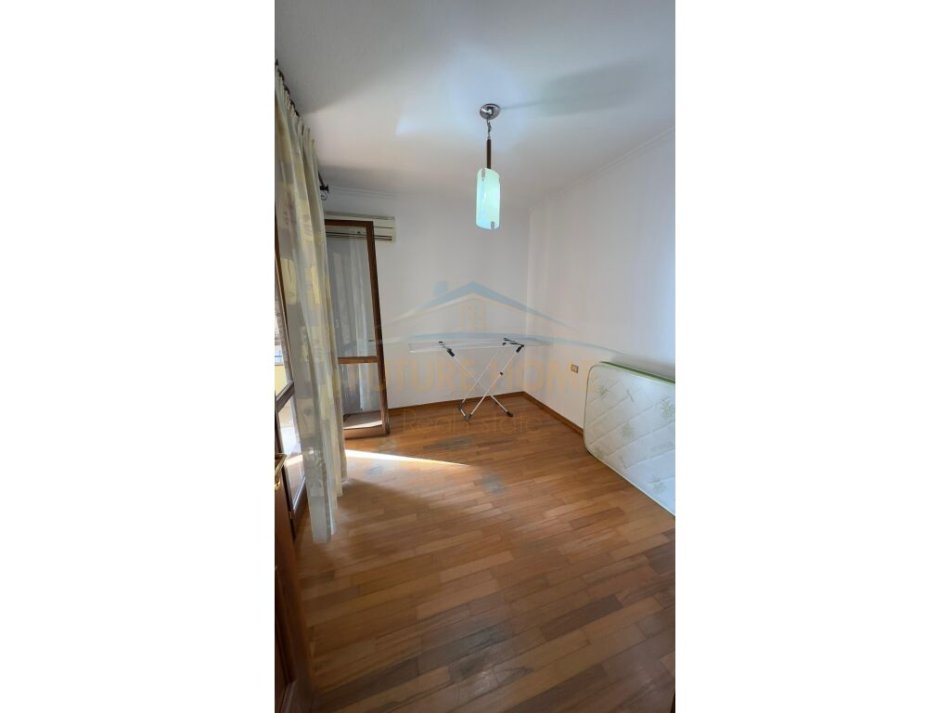 Tirane, jepet me qera apartament 3+1 Kati 8, 200 m² 1.000 € (Komuna E Parisit)