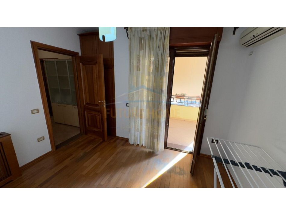 Tirane, jepet me qera apartament 3+1+Aneks Kati 8, 200 m² 1.000 € (Komuna e Parisit)