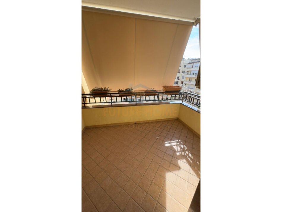 Tirane, jepet me qera apartament 3+1+Aneks Kati 8, 200 m² 1.000 € (Komuna e Parisit)
