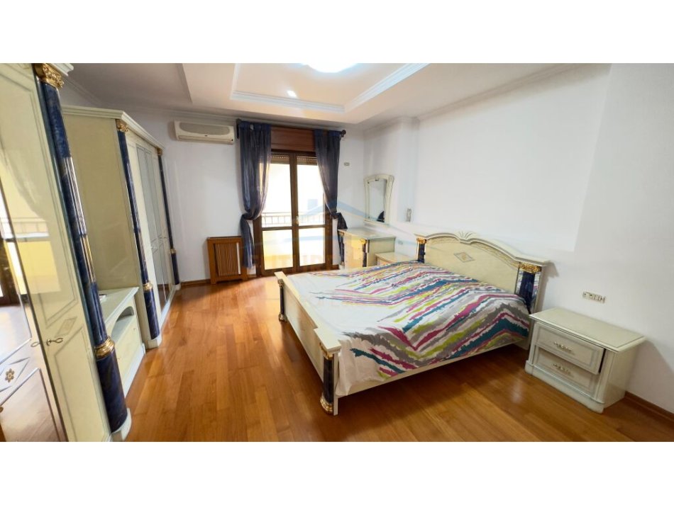 Tirane, jepet me qera apartament 3+1+Aneks Kati 8, 200 m² 1.000 € (Komuna e Parisit)