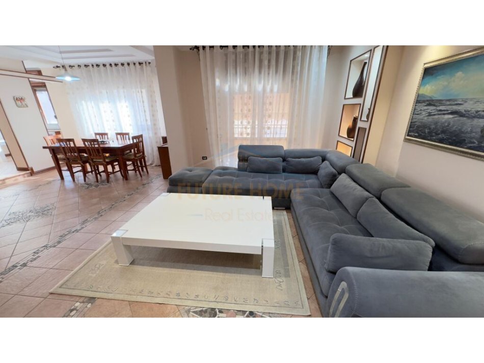 Tirane, jepet me qera apartament 3+1+Aneks Kati 8, 200 m² 1.000 € (Komuna e Parisit)