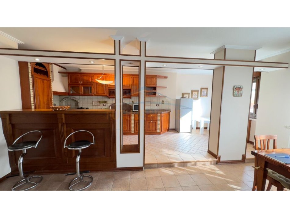 Tirane, jepet me qera apartament 3+1+Aneks Kati 8, 200 m² 1.000 € (Komuna e Parisit)