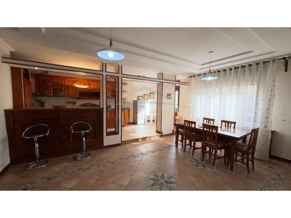 Tirane, jepet me qera apartament 3+1+Ballkon+Post Parkimi, Kati 8, 200 m² 1.000 € (Komuna e Parisit)