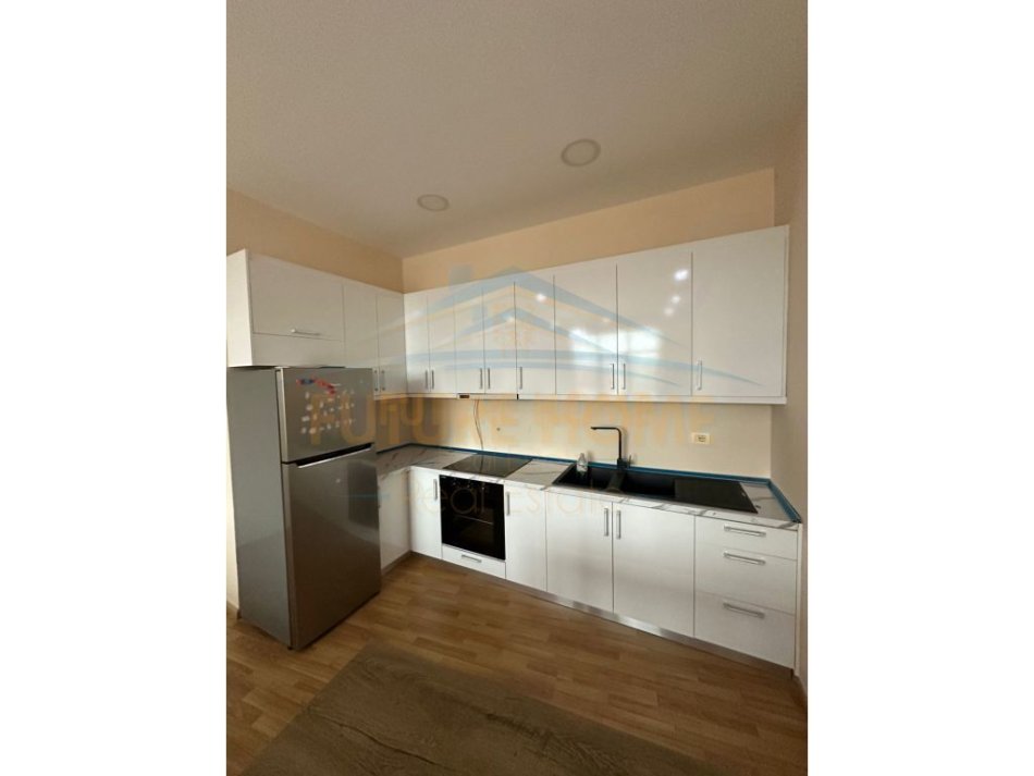Tirane, jepet me qera apartament 2+1+Ballkon Kati 9, 125 m² 500 € (Unaza e Re)