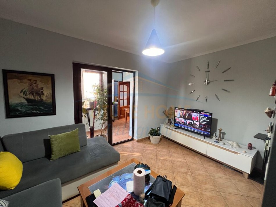 Tirane, jepet me qera apartament 2+1+Ballkon Kati 2, 85 m² 500 € (Petro Nini Luarasi)
