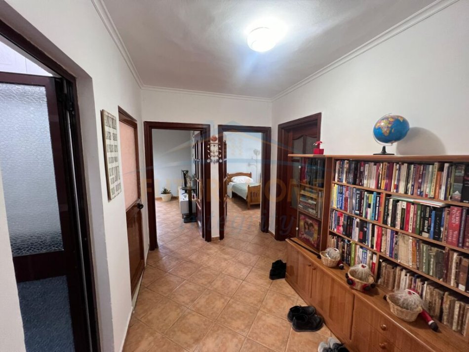 Tirane, jepet me qera apartament 2+1+Ballkon Kati 2, 85 m² 500 € (Petro Nini Luarasi)