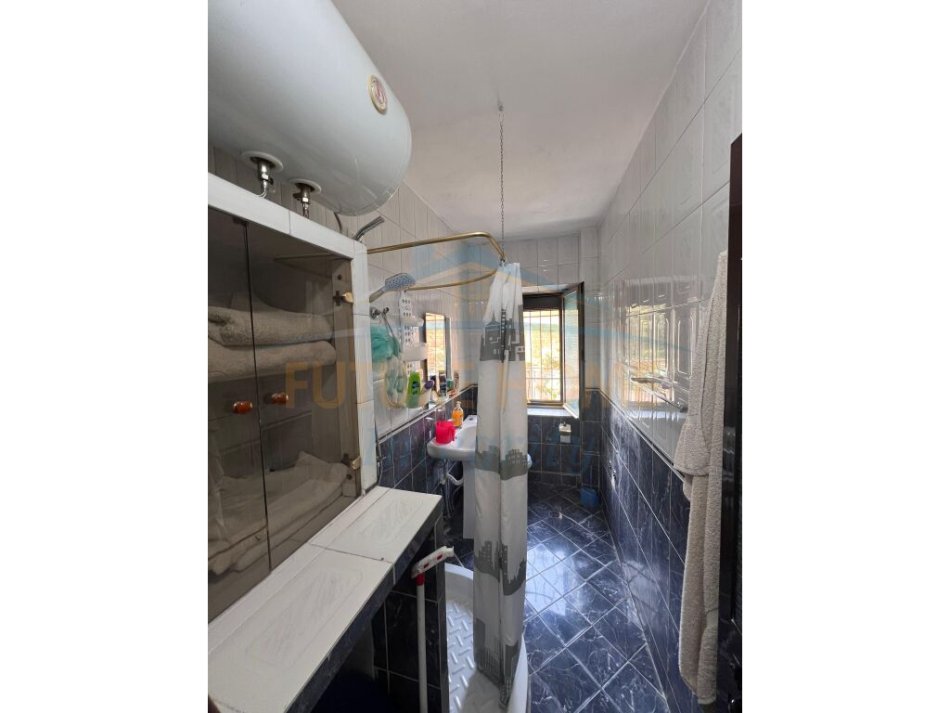 Tirane, jepet me qera apartament 2+1+Ballkon Kati 2, 85 m² 500 € (Petro Nini Luarasi)