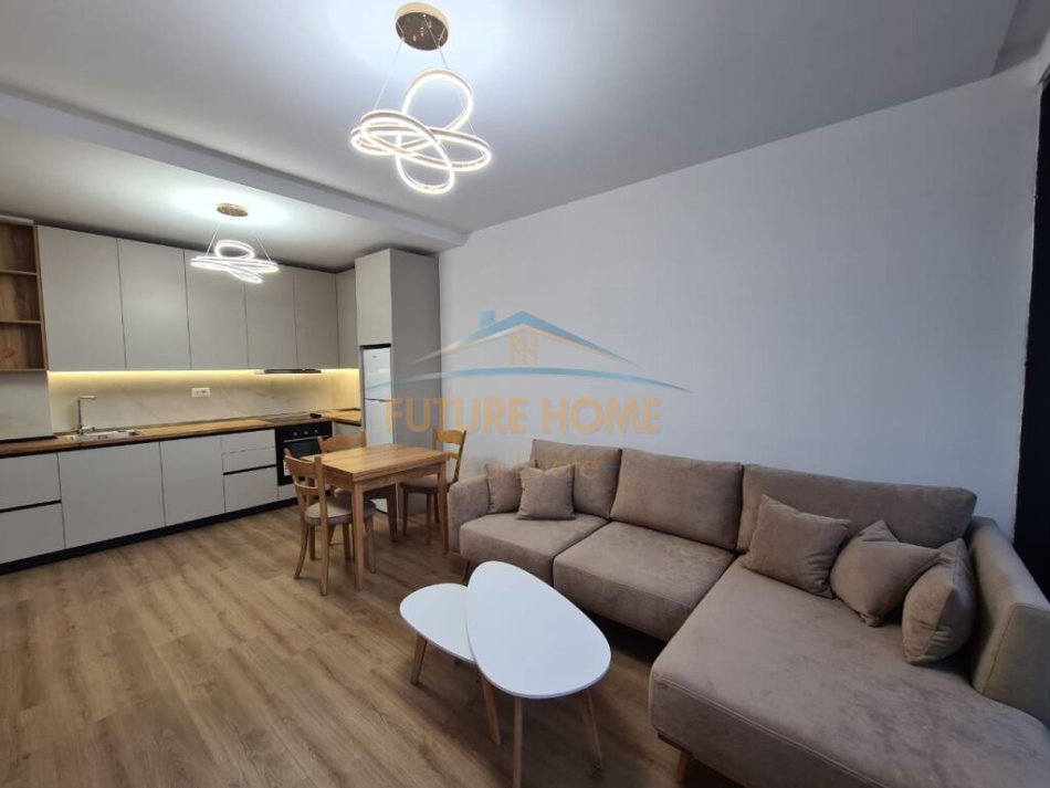 Tirane, jepet me qera apartament 1+1 Kati 3, 67 m² 1.000 € (Lake View)