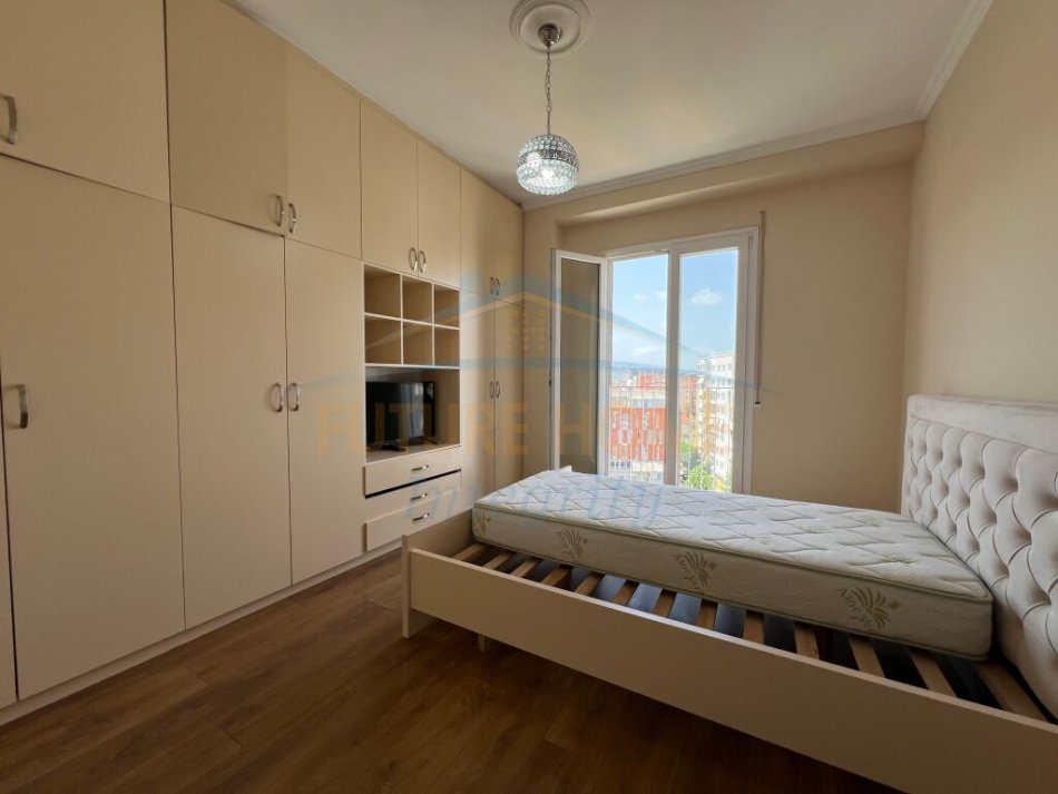 Tirane, jepet me qera apartament 2+1+Aneks+Ballkon Kati 7, 97 m² 800 € (komuna e parisit)