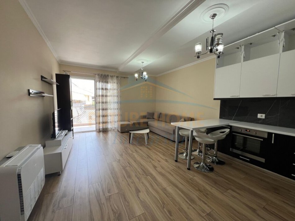 Tirane, jepet me qera apartament 2+1 Kati 7, 96 m² 800€ (Komuna e Parisit)