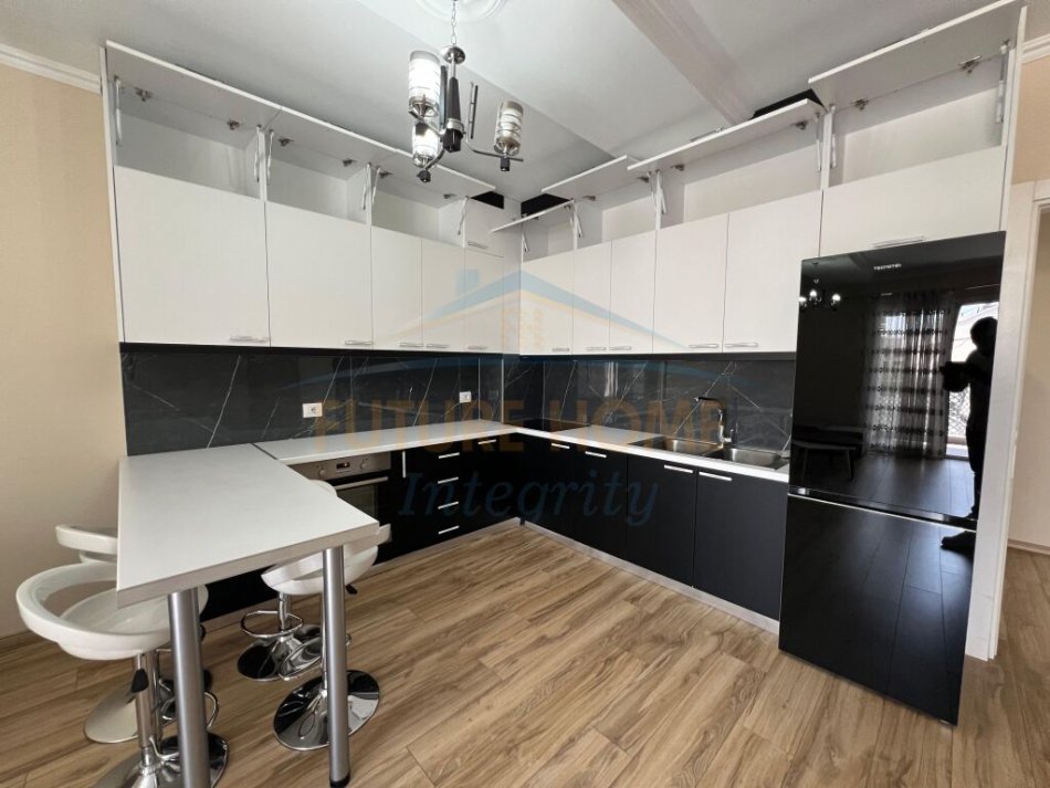 Tirane, jepet me qera apartament 2+1 Kati 7, 97 m² 800 € (Komuna e Parisit)