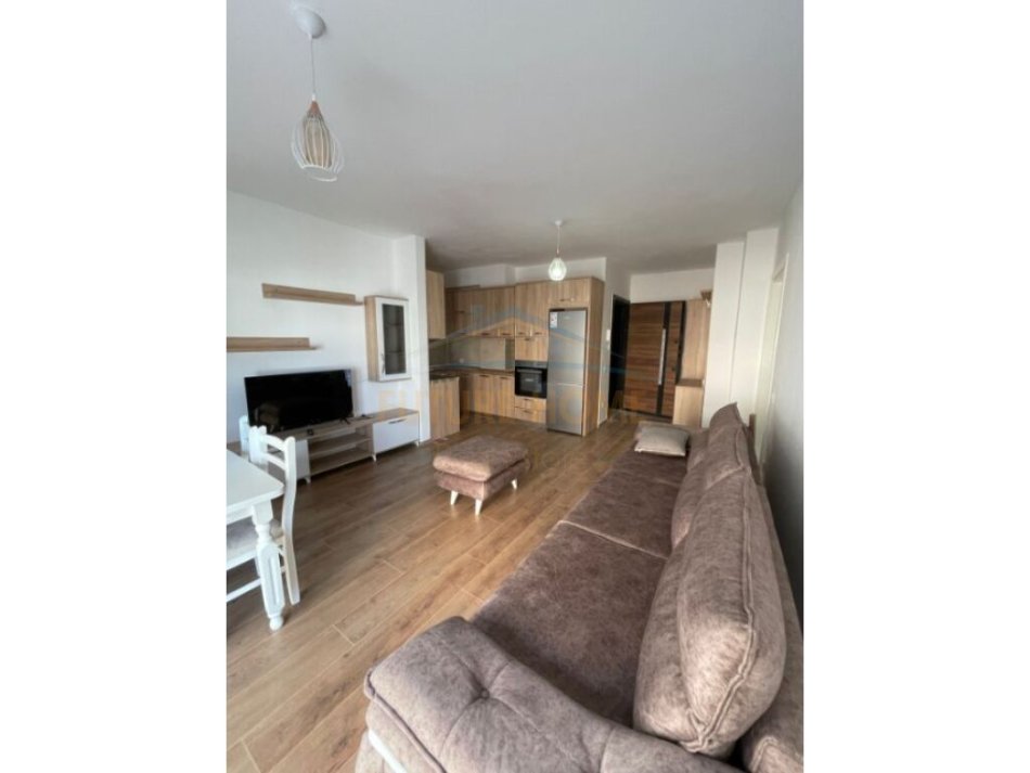 Tirane, jepet me qera apartament 3+1+Ballkon Kati 3, 118 m² 650 € (ish PRO FARMA XHAMLLIK)