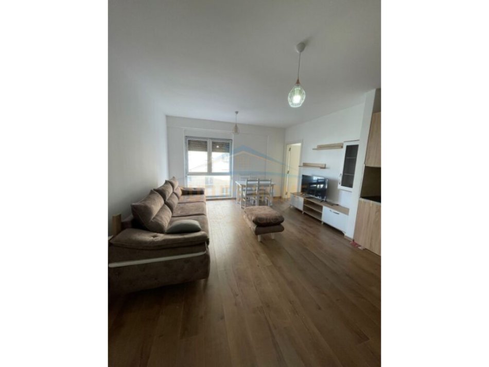 Tirane, jepet me qera apartament 3+1+Ballkon Kati 3, 118 m² 650 € (ish PRO FARMA XHAMLLIK)