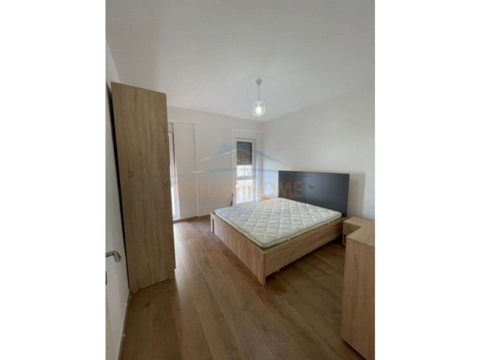 Tirane, jepet me qera apartament 3+1+Ballkon Kati 3, 118 m² 650 € (ish PRO FARMA XHAMLLIK)
