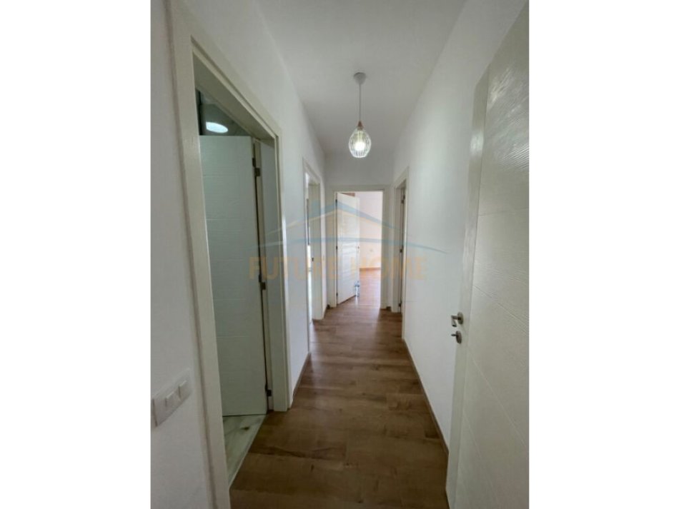 Tirane, jepet me qera apartament 3+1+Ballkon Kati 3, 118 m² 650 € (ish PRO FARMA XHAMLLIK)