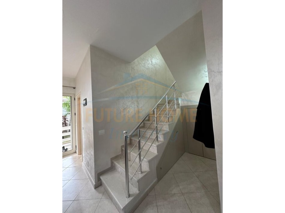 Durres, shitet Vile 2 Katshe Kati 0, 191 m² 285.000 € (Kompleksi Lura 1, Gjiri I Lalëzit.)