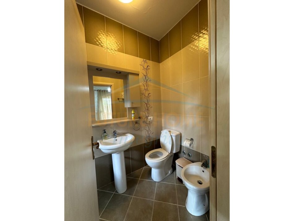 Durres, shitet Vile 2 Katshe Kati 0, 191 m² 285.000 € (Kompleksi Lura 1, Gjiri I Lalëzit.)