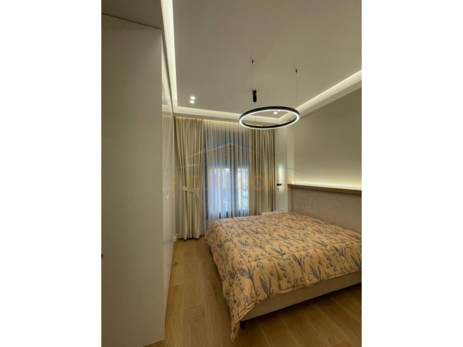 Tirane, jepet me qera apartament 1+1+Ballkon Kati 3, 70 m² 900 € (Rruga e Kosovarve)
