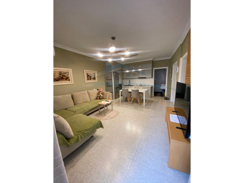 Tirane, jepet me qera apartament 2+1 Kati 1, 100 m² 800 € (Rruga e Dibres)