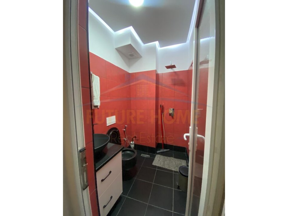 Tirane, jepet me qera apartament 2+1 Kati 1, 100 m² 800 € (Rruga e Dibres)