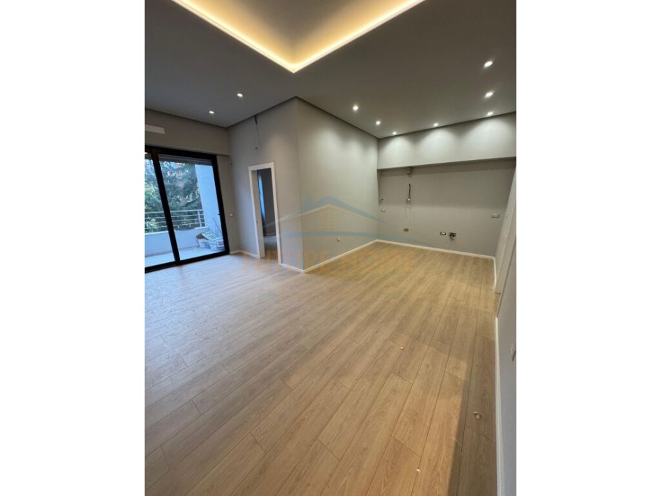 Tirane, shitet apartament 2+1+Ballkon Kati 1, 100 m² 160.000 € (Liqeni That)