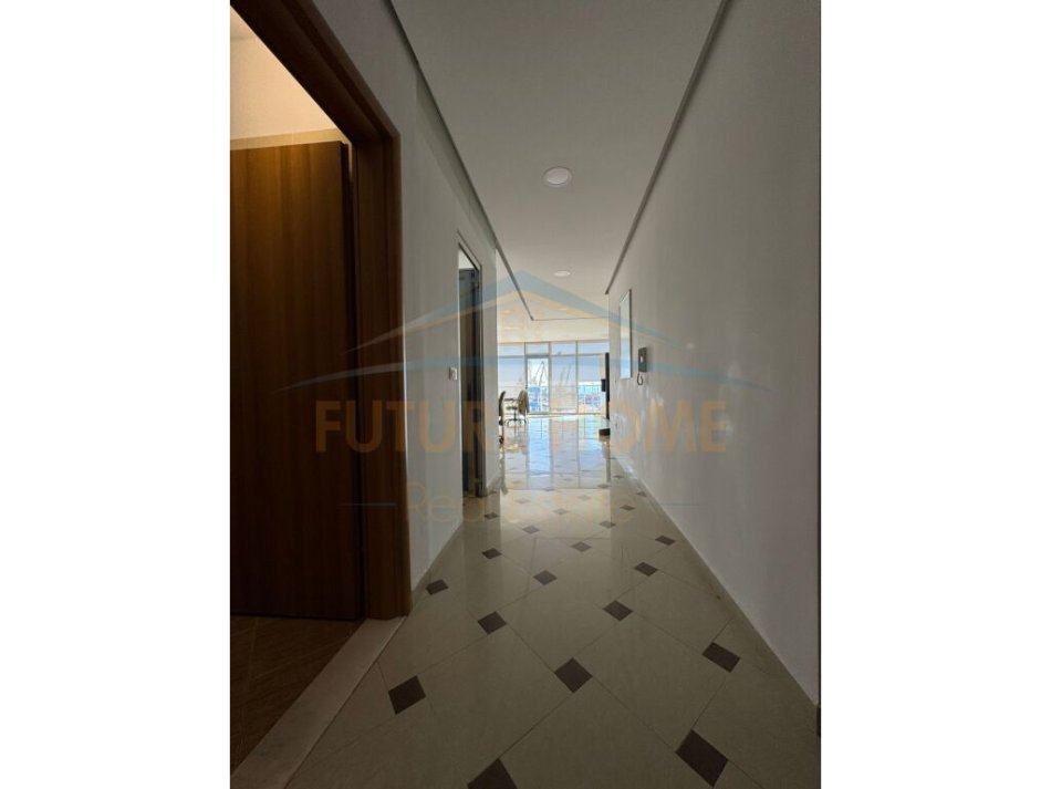Durres, jepet me qera zyre Kati 7, 120 m² 900 € (Vollga, Durres)
