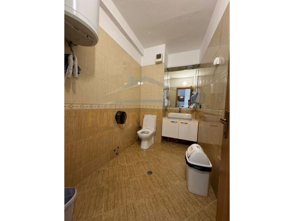 Durres, jepet me qera zyre Kati 7, 120 m² 900 € (Vollga, Durres)