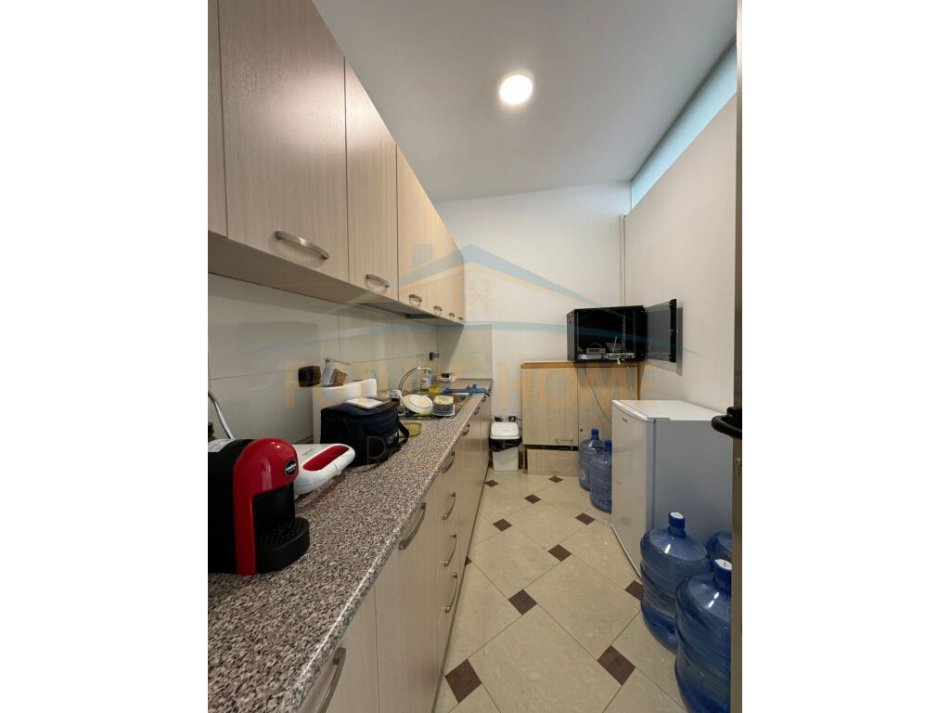 Durres, jepet me qera zyre Kati 7, 120 m² 900 € (Vollga, Durres)
