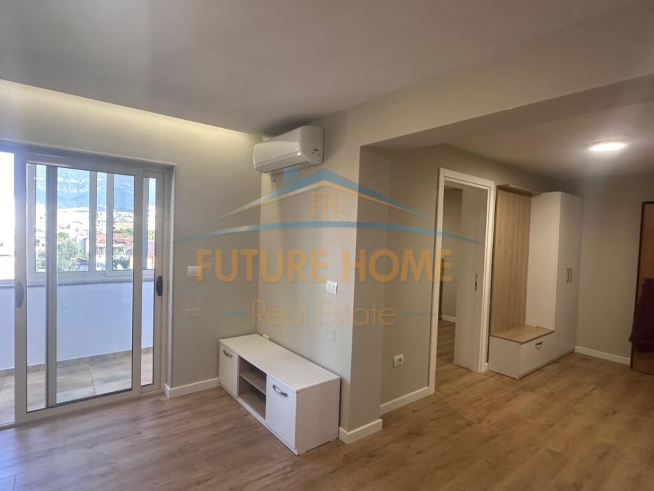 Tirane, jepet me qera apartament 1+1+Ballkon Kati 5, 68 m² 650 € (Rruga Hoxha Tahsim)